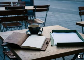 Schreibtisch im Morgenlicht mit Notizbuch, drei handgeschriebenen Fragen und einem Ordner mit unvollständigen Kostenangaben: Hilfsmittel für den richt